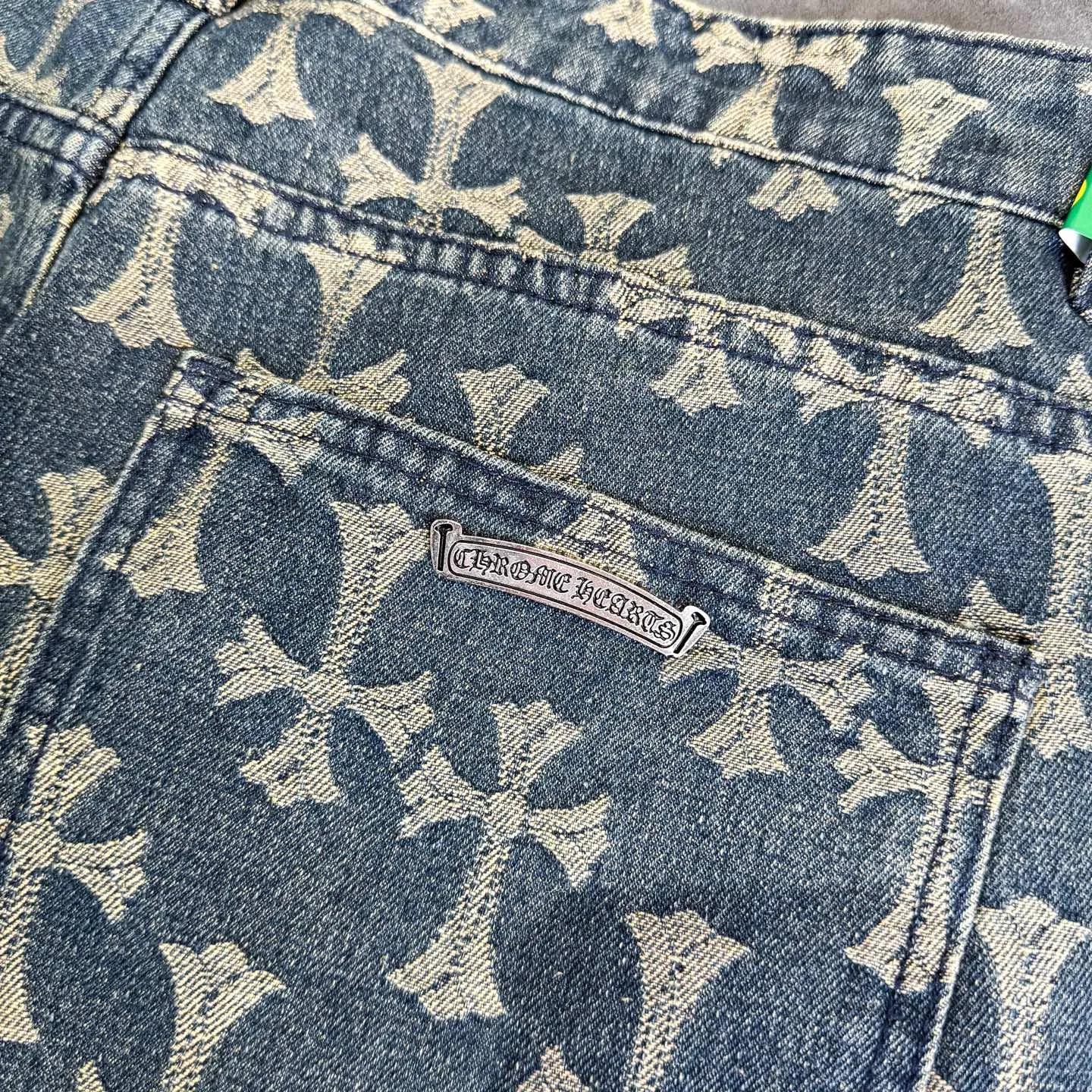 P220 Chrome Hearts｜Chrome Hearts CH all-over jacquard bootcut jeans - the same style as those of Internet celebrities. Cross-printed jeans, with unique cross design elements and all-over printing, full of design sense. It is made of 100% denim cotton fabric with heavy coarse yarn count, which ensures a stiff and tough silhouette while being soft, comfortable and breathable. The lapel is designed with silver buttons and is full of texture.  The classic dark yellow cross logo is all over the pants. They are generous and full of personality without being exaggerated. They are perfect for spring and summer!    Custom hardware! Same style for couples!  The three standards are complete, and the non-market version of the same style for men and women is free to compare and the quality is absolutely guaranteed. Size: 28/30/32/34/36 (s-xxl) Waist: 72/77/82/87/92 Knee: 55/56.5/58/59.5/61 Pants length: 103.5/105.5/107.5/109.5/111.5